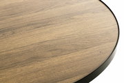 Nahaufnahme eines runden Beistelltisches mit Holzoptik von oben betrachtet.