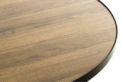 Nahaufnahme eines runden Beistelltisches mit Holzoptik von oben betrachtet.