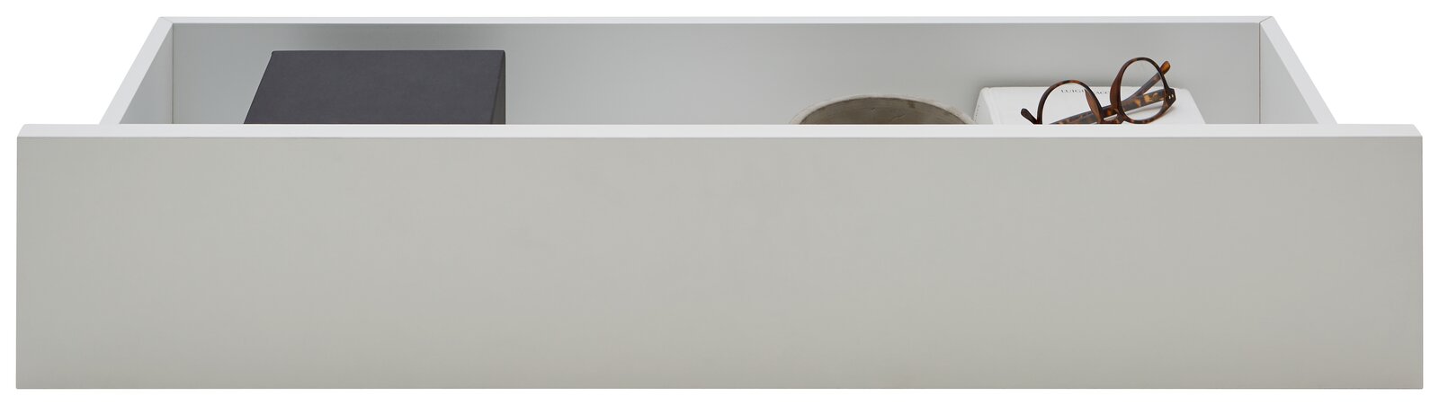 Dieter Knoll Innenschublade CORTINA Weiße Innenschublade, frontal betrachtet, mit Gegenständen wie einer Brille und einem Buch.