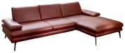 Braune Ledercouch in L-Form mit Longchair, seitliche Perspektive