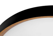 Detailansicht einer LED-Deckenleuchte mit schwarzem Rand und Holzoptik.