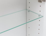 Innenansicht eines Spiegelschranks mit einem Glasregalbrett, seitliche Perspektive