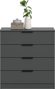 Moderne dunkelgraue Kommode mit vier Schubladen und Griffmulden, frontal aus der Vorderansicht fotografiert; oben dekoriert mit Box, Dose und Vase mit grüner Pflanze