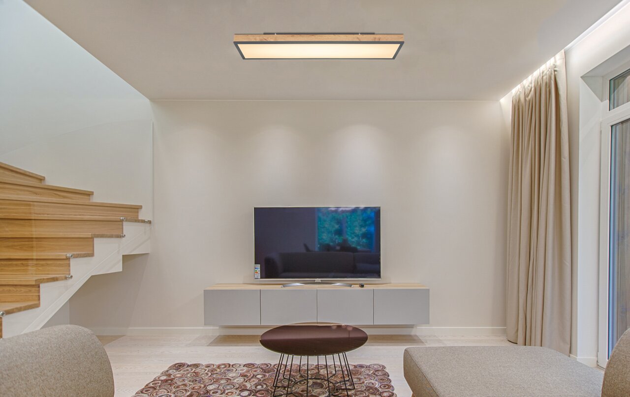 Moderne plafondlamp DORO in een stijlvolle woonkamer, van onderaf gezien.