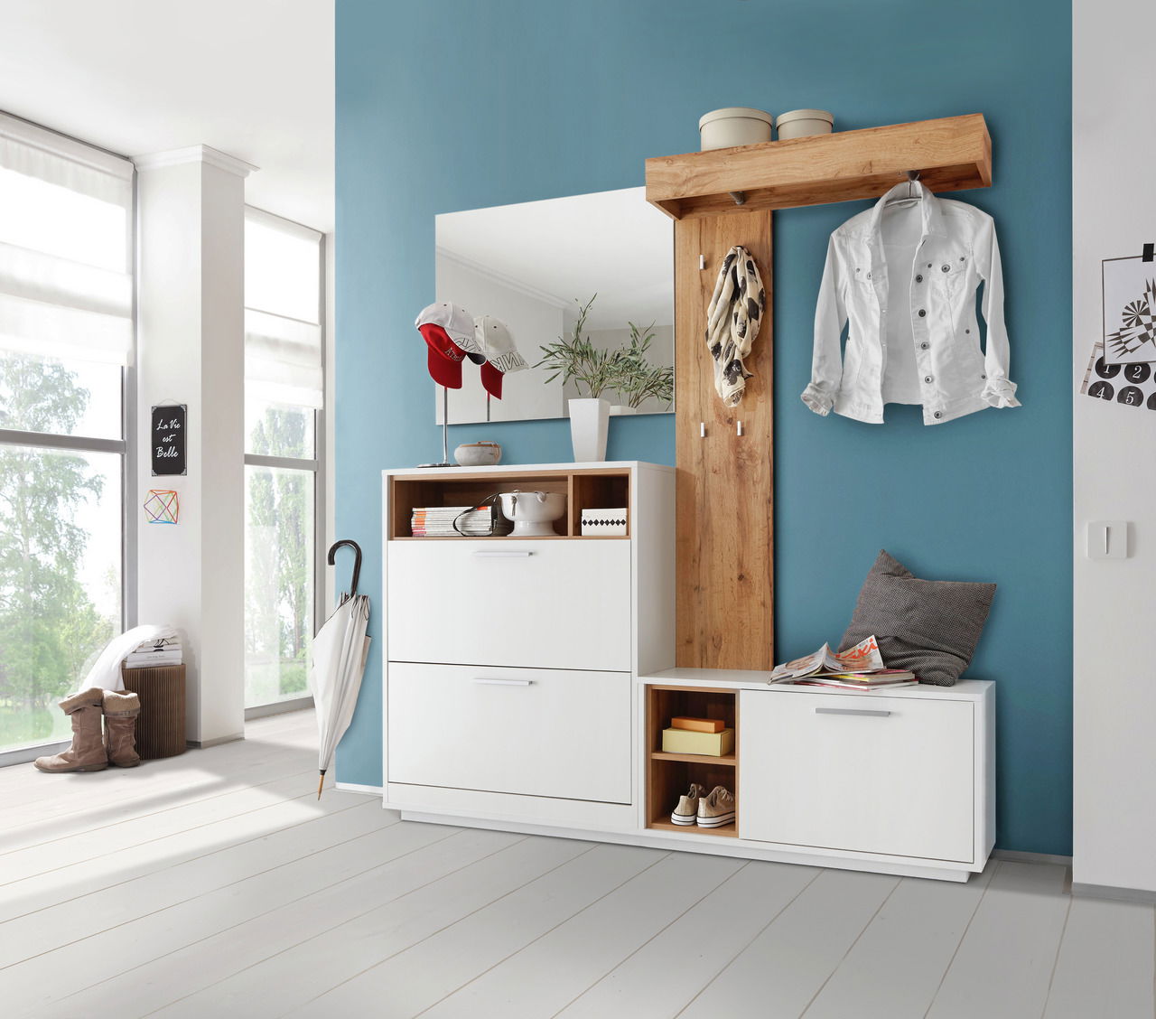 Kompakt-Garderobe in modernem Design mit weißem Schrank, Holzdetails und Spiegel, seitliche Perspektive.