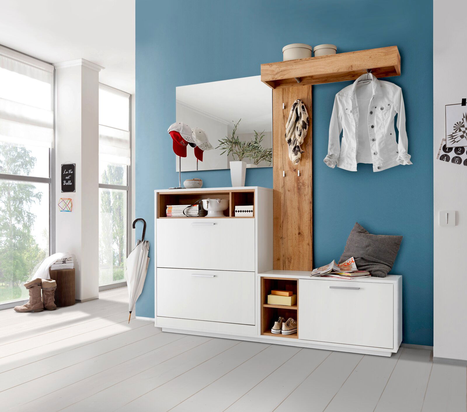 Kompakt-Garderobe in modernem Design mit weißem Schrank, Holzdetails und Spiegel, seitliche Perspektive.