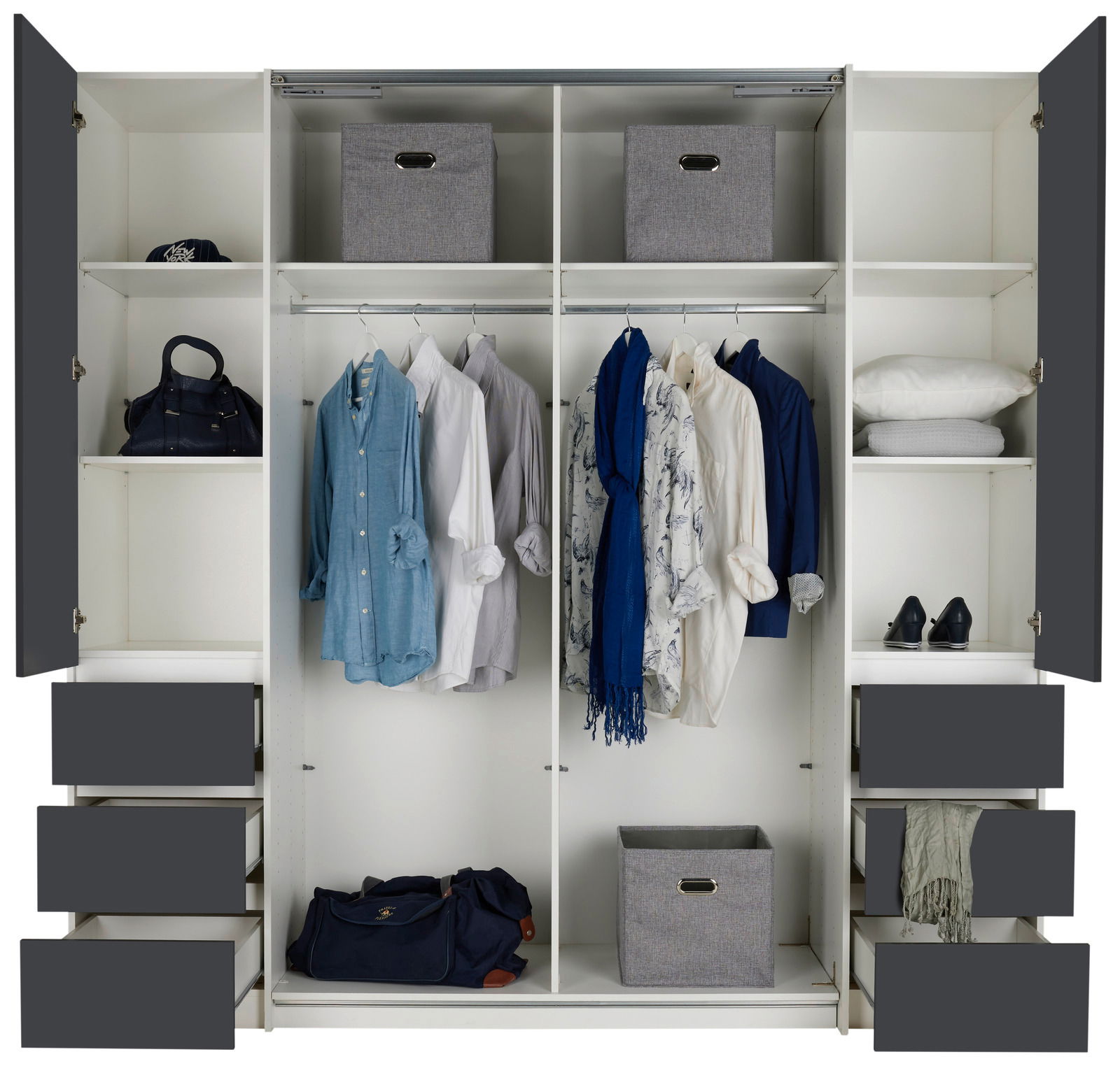 Großer Dreh- und Schwebetürenschrank mit vier Türen, geöffnet, zeigt Innenraum mit hängender Kleidung, Schubladen und Regalen, frontal betrachtet.