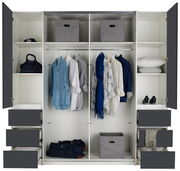 Großer Dreh- und Schwebetürenschrank mit vier Türen, geöffnet, zeigt Innenraum mit hängender Kleidung, Schubladen und Regalen, frontal betrachtet.