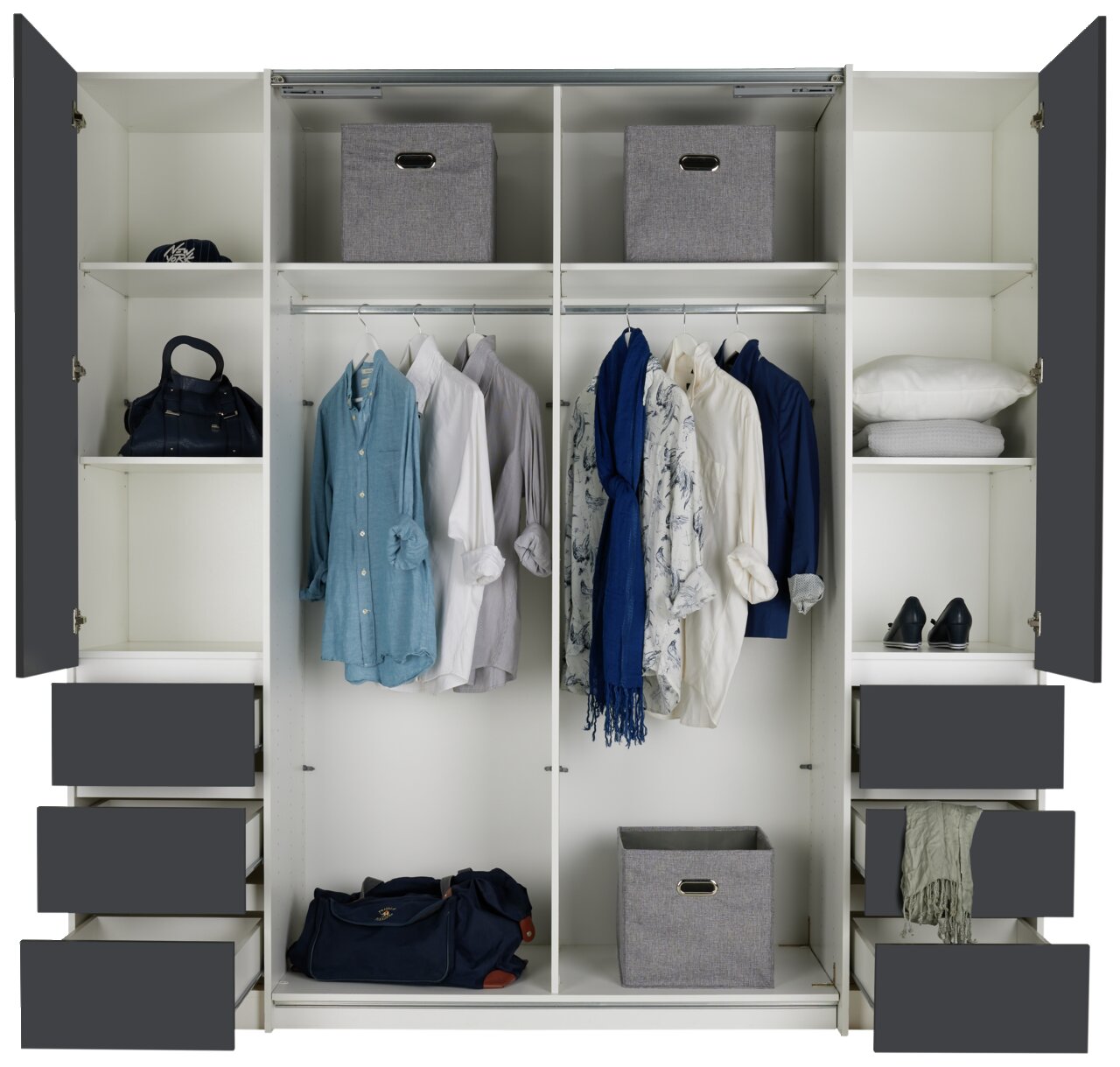 Großer Dreh- und Schwebetürenschrank mit vier Türen, geöffnet, zeigt Innenraum mit hängender Kleidung, Schubladen und Regalen, frontal betrachtet.