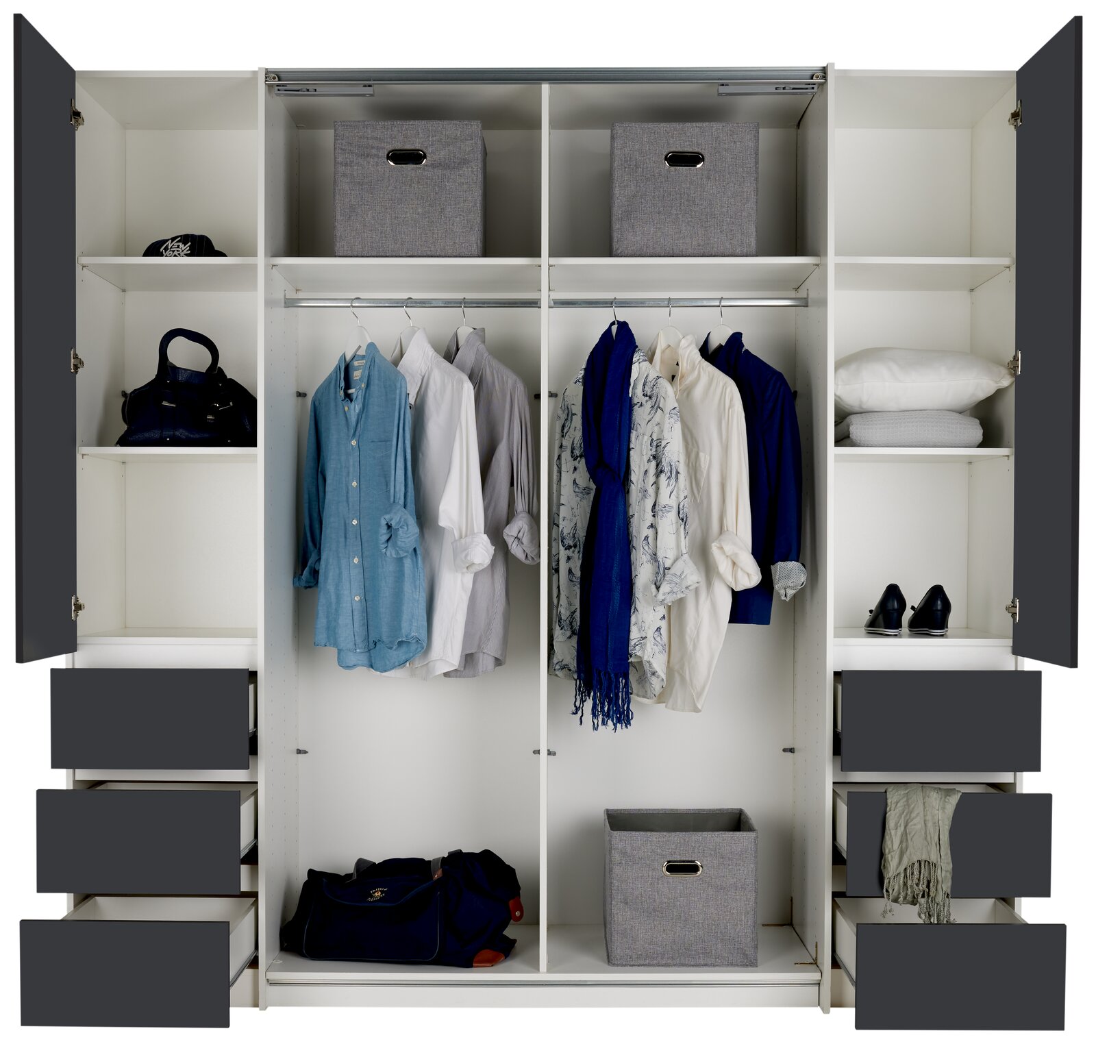 Großer Dreh- und Schwebetürenschrank mit vier Türen, geöffnet, zeigt Innenraum mit hängender Kleidung, Schubladen und Regalen, frontal betrachtet.