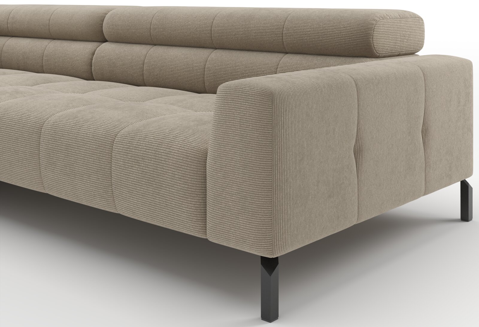 Beiges, gepolstertes Sofa mit geripptem Cordbezug, breiter Armlehne, segmentierter Rückenlehne und schwarzen Metallfüßen – Nahaufnahme aus schräger Front-/Seitenperspektive.