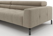 Beiges, gepolstertes Sofa mit geripptem Cordbezug, breiter Armlehne, segmentierter Rückenlehne und schwarzen Metallfüßen – Nahaufnahme aus schräger Front-/Seitenperspektive.