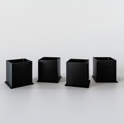 Vier schwarze quadratische Füße für einen Midischrank, frontal betrachtet auf hellem Hintergrund.