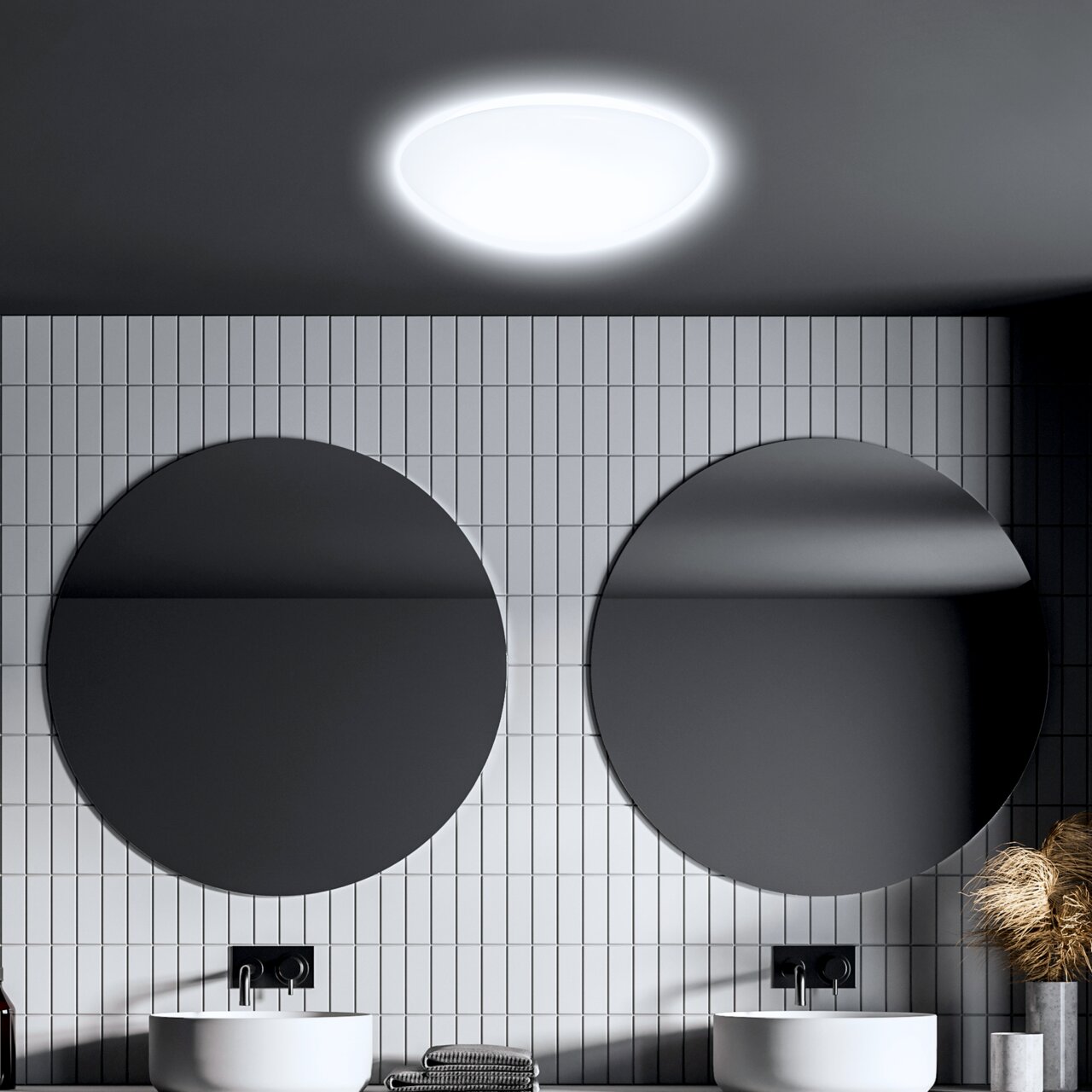 Moderne LED-Deckenleuchte mit Bewegungssensor, installiert an einer Badezimmerdecke, aus der Perspektive von unten betrachtet.