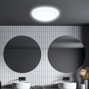 Moderne LED-Deckenleuchte mit Bewegungssensor, installiert an einer Badezimmerdecke, aus der Perspektive von unten betrachtet.