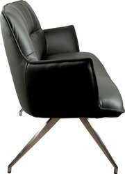 Schwarzer Leder-Loungesessel mit gepolsterten Armlehnen und Metallkreuzfuß, Seitenansicht von links vor weißem Hintergrund