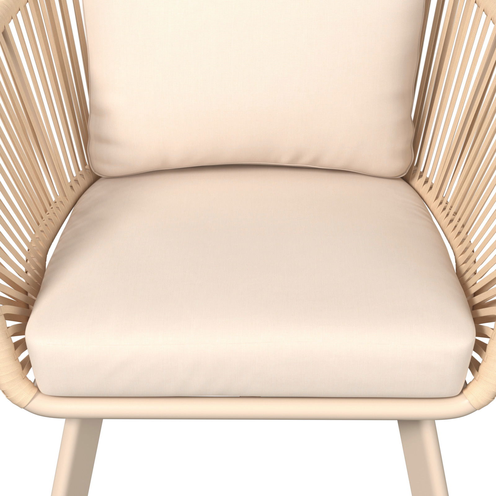 Nahaufnahme eines beigen Loungesessels mit geflochtenen Seiten und weichen Kissen, Vorderansicht.