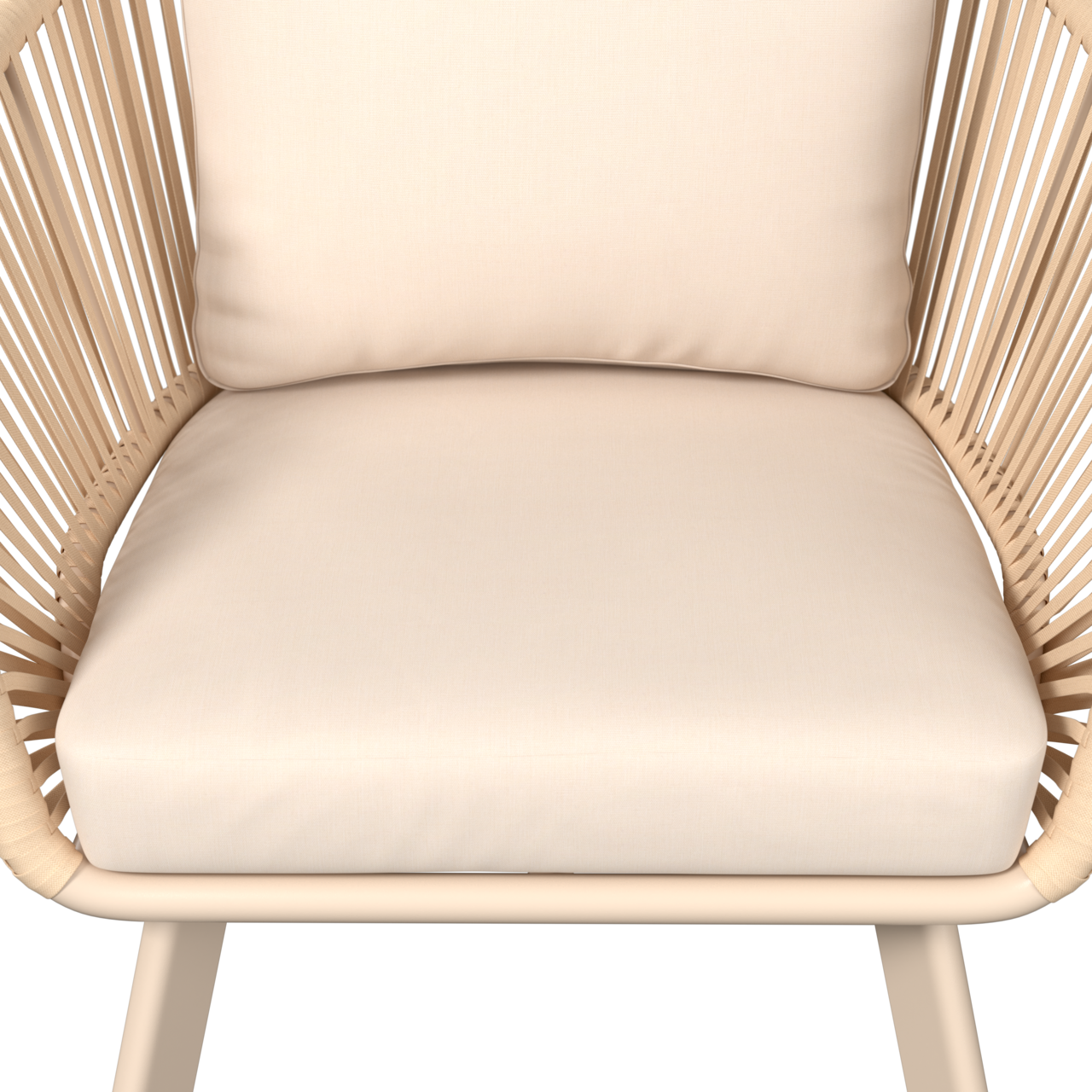 Nahaufnahme eines beigen Loungesessels mit geflochtenen Seiten und weichen Kissen, Vorderansicht.