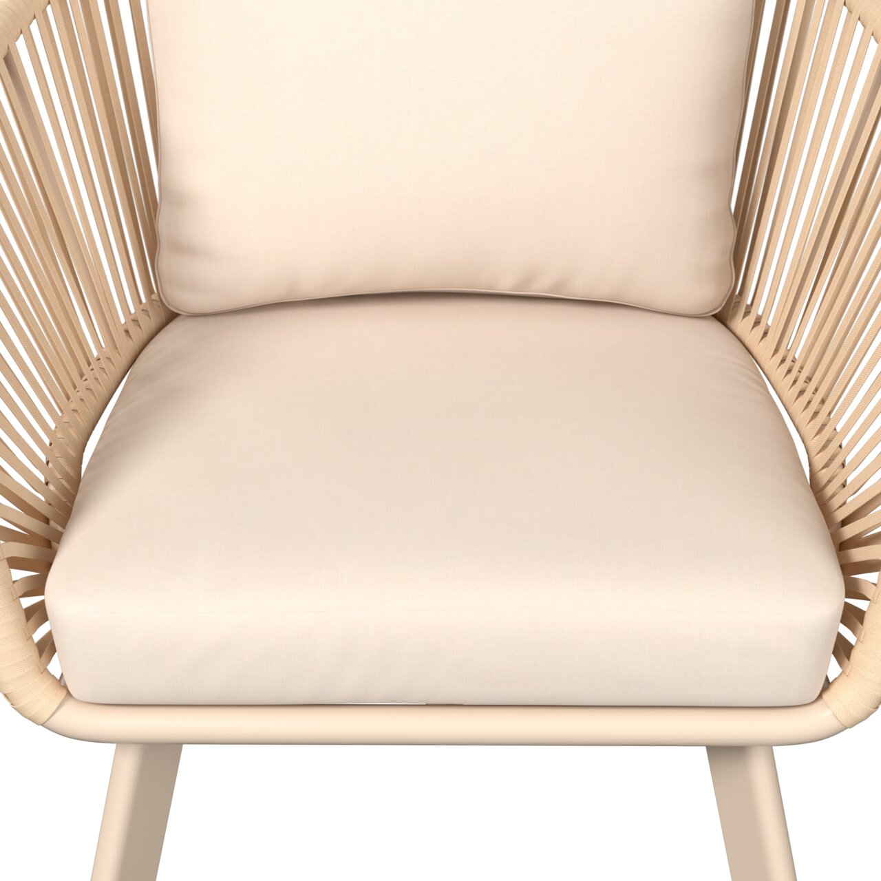 Close-up van een beige loungestoel met gevlochten zijkanten en zachte kussens, gezien van voren.