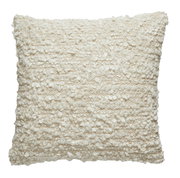 Quadratisches Kissen 45x45 cm aus cremefarbenem Bouclé-Stoff, frontal fotografiert.
