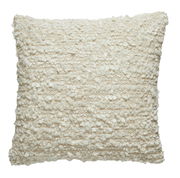 Quadratisches Kissen 45x45 cm aus cremefarbenem Bouclé-Stoff, frontal fotografiert.