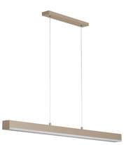 Moderne, längliche LED-Pendelleuchte in Beige/Champagner mit zwei Drahtseil-Aufhängungen und opalem Diffusor, freigestellt vor weißem Hintergrund, Perspektive: leicht von unten schräg von vorn