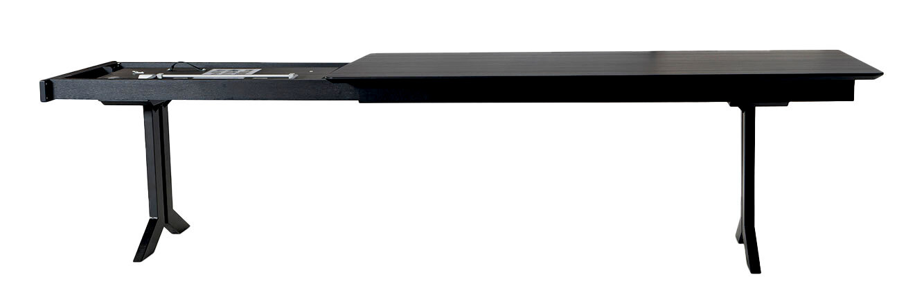 Seitenansicht eines modernen, schwarzen Esstisches mit ausziehbarer Funktion.