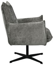 Grauer Relaxsessel aus seitlicher Perspektive mit schwarzem Drehfuß