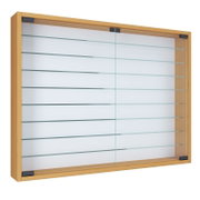 Holz-Vitrine mit Glasschiebetüren und mehreren Glasböden, freistehender Schaukasten in Frontansicht mit leichter Schrägperspektive
