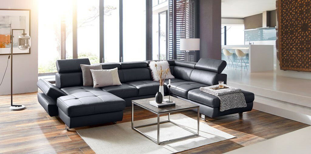 Stylife Wohnlandschaft TORINO Moderne Polsterrundecke in einem stilvollen Wohnzimmer, seitliche Perspektive mit Blick auf die großzügige Sitzfläche und die elegante Dekoration.