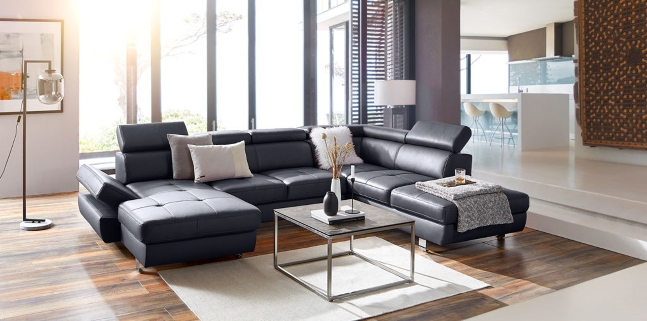 Stylife Wohnlandschaft TORINO Moderne Polsterrundecke in einem stilvollen Wohnzimmer, seitliche Perspektive mit Blick auf die großzügige Sitzfläche und die elegante Dekoration.