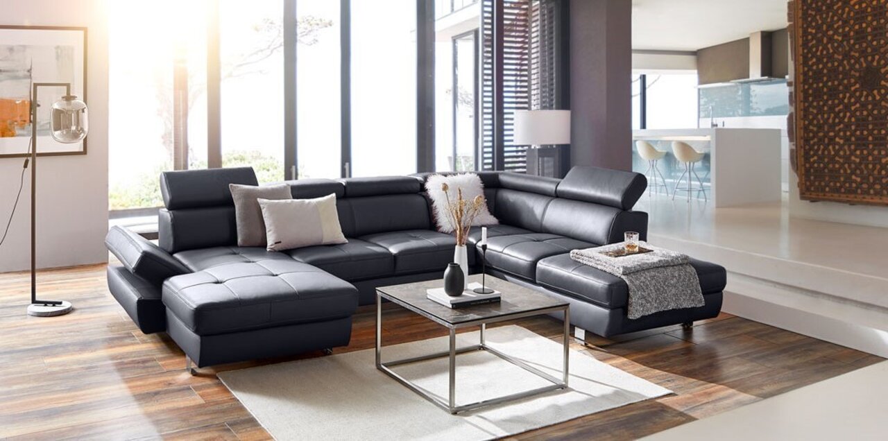 Stylife Wohnlandschaft TORINO Moderne Polsterrundecke in einem stilvollen Wohnzimmer, seitliche Perspektive mit Blick auf die großzügige Sitzfläche und die elegante Dekoration.