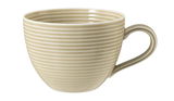Beige Milchkaffeetasse mit horizontalen Rillen, seitliche Perspektive