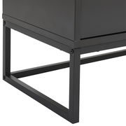 Nahaufnahme eines modernen XL-Sideboards mit schwarzem Metallgestell, seitliche Perspektive