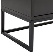 Nahaufnahme eines modernen XL-Sideboards mit schwarzem Metallgestell, seitliche Perspektive