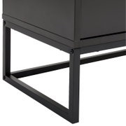 Nahaufnahme eines modernen XL-Sideboards mit schwarzem Metallgestell, seitliche Perspektive