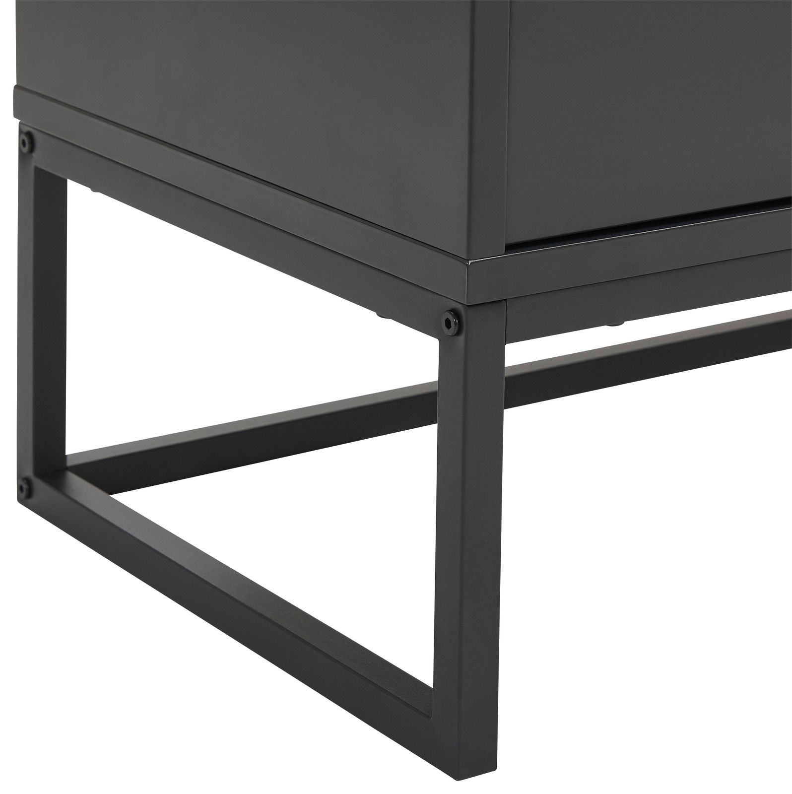 Nahaufnahme eines modernen XL-Sideboards mit schwarzem Metallgestell, seitliche Perspektive