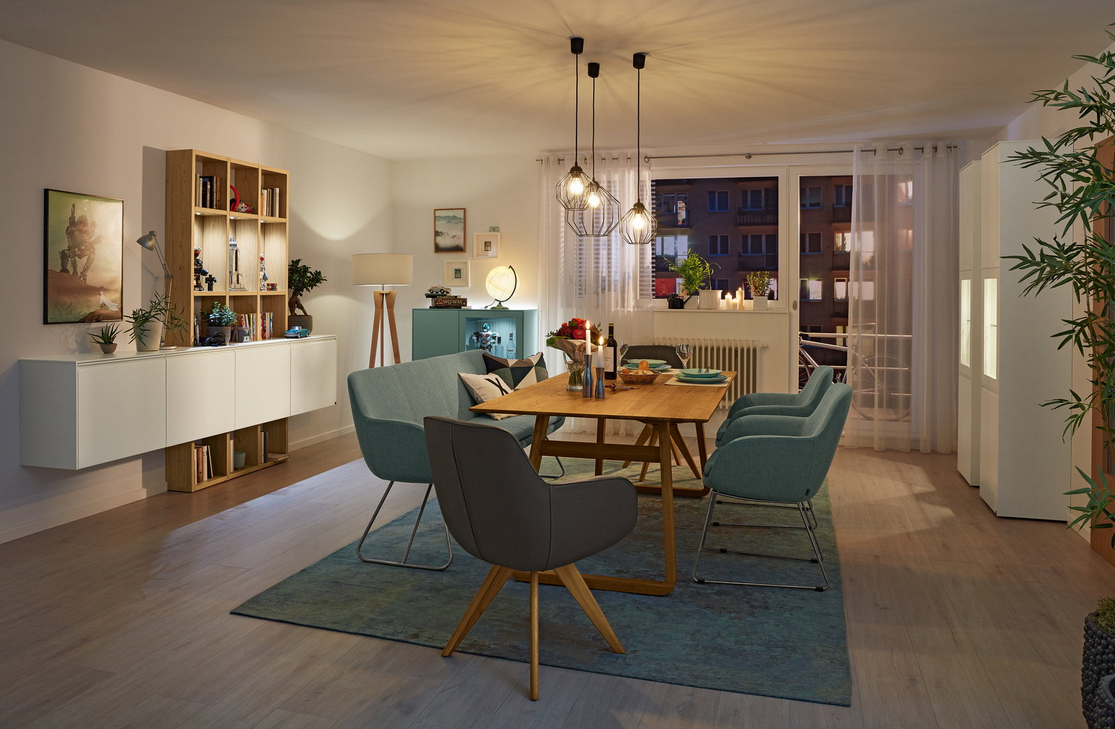 Esszimmer mit modernem Esstisch und Stühlen, seitliche Perspektive