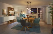 Esszimmer mit modernem Esstisch und Stühlen, seitliche Perspektive