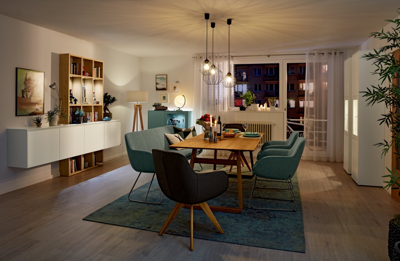 Eetkamer met moderne eettafel en stoelen, zijaanzicht
