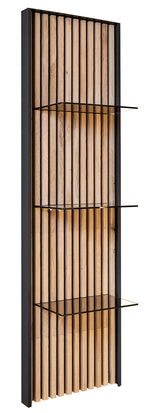 Wandpaneel mit vertikalen Holzlatten und drei Glasregalen, seitliche Perspektive