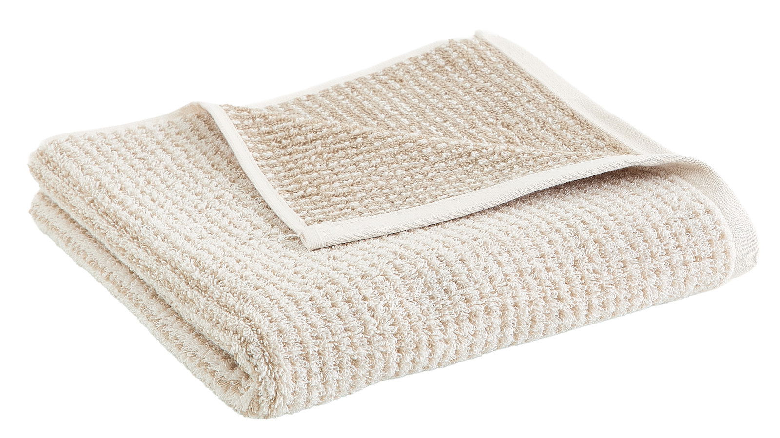 Beiges Handtuch mit strukturierter Oberfläche, gefaltet und aus seitlicher Perspektive fotografiert.