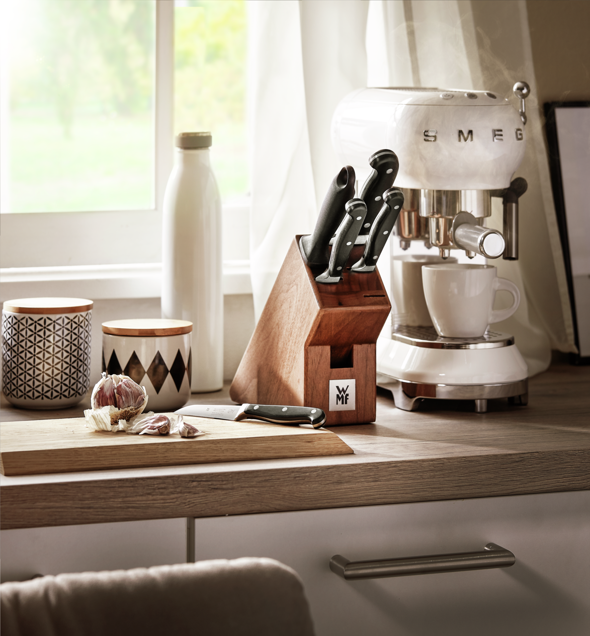 Messerblock Spitzenklasse 6-teilig auf einer Küchenarbeitsplatte, umgeben von einer Kaffeemaschine und Gewürzbehältern, seitliche Perspektive