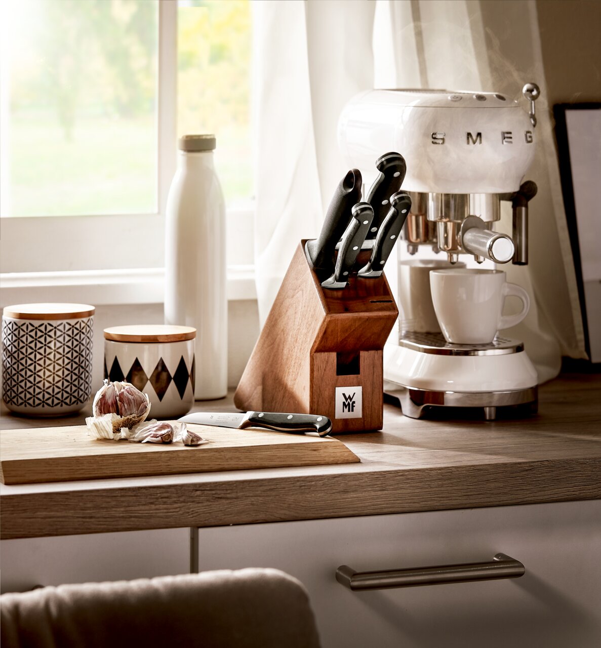 Messerblock Spitzenklasse 6-teilig auf einer Küchenarbeitsplatte, umgeben von einer Kaffeemaschine und Gewürzbehältern, seitliche Perspektive