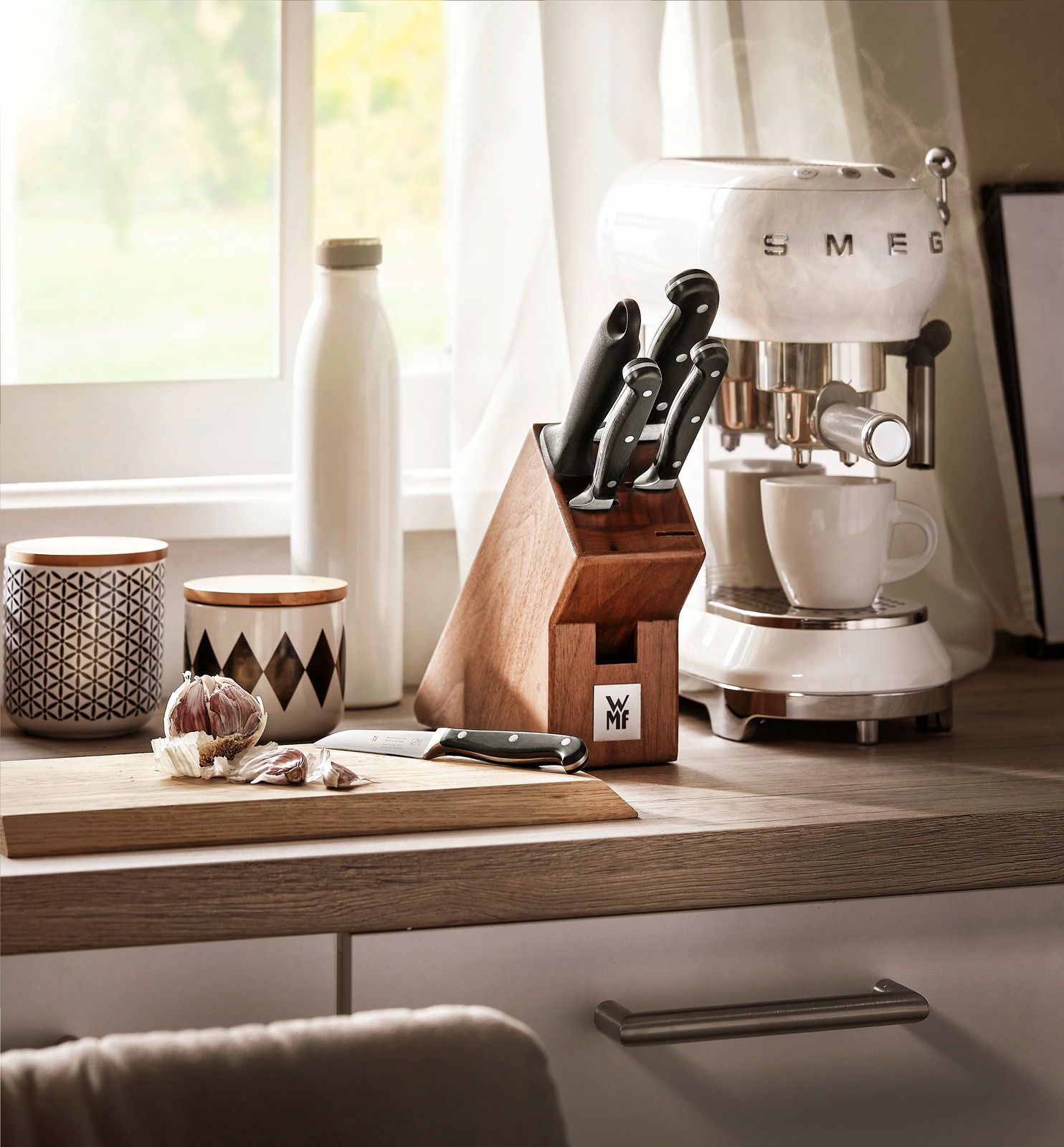 Messerblock Spitzenklasse 6-teilig auf einer Küchenarbeitsplatte, umgeben von einer Kaffeemaschine und Gewürzbehältern, seitliche Perspektive