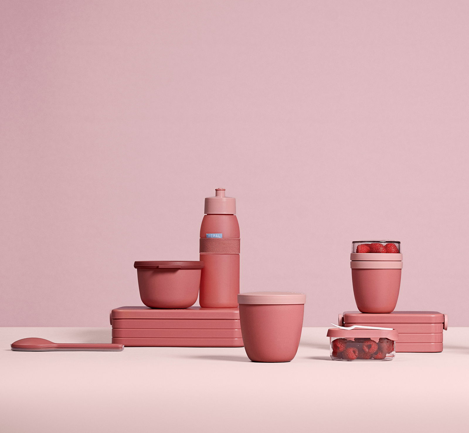 Rosa Bento-Lunchbox-Set mit verschiedenen Behältern und Flasche, seitliche Perspektive