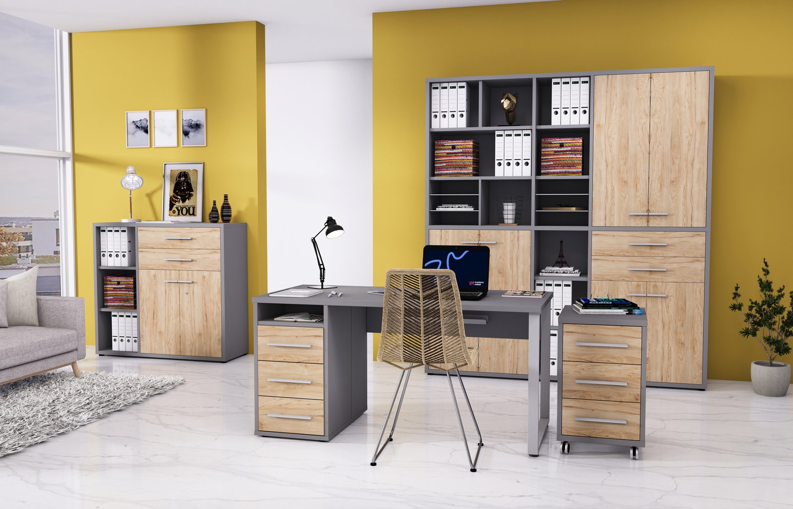 Moderne Büromöbelkombination mit Schreibtisch, Rollcontainer und Aktenschränken in Holzoptik und grauem Design, seitliche Perspektive.