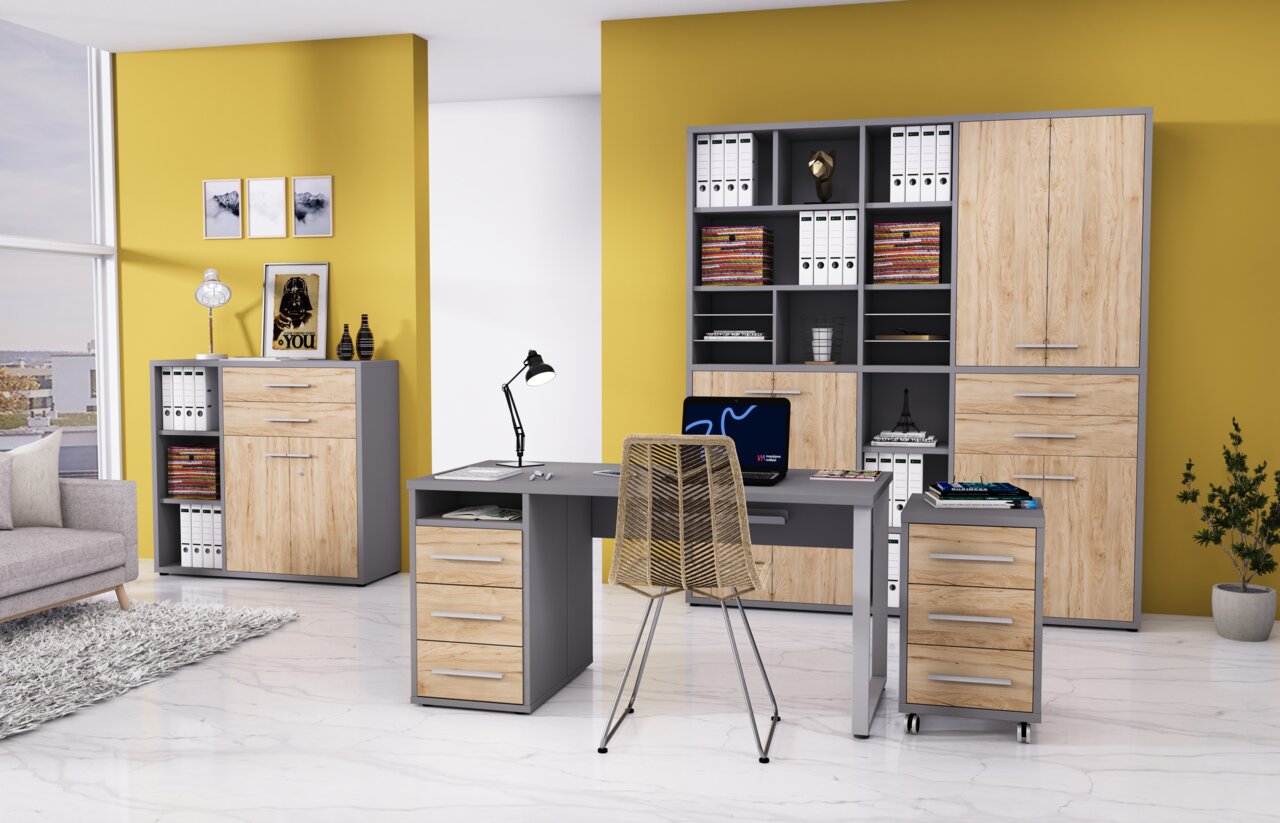 Moderne Büromöbelkombination mit Schreibtisch, Rollcontainer und Aktenschränken in Holzoptik und grauem Design, seitliche Perspektive.