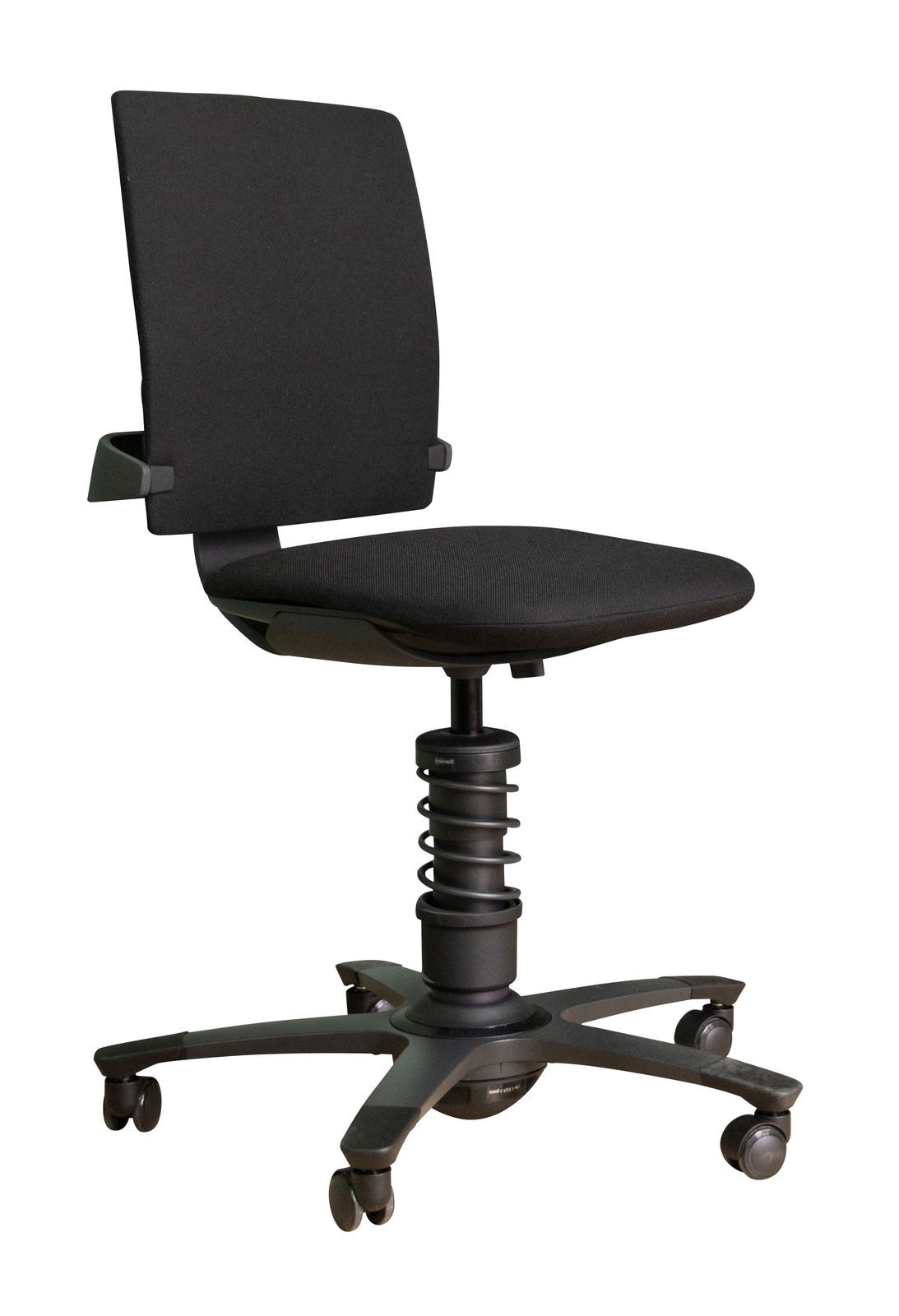 Schwarzer Drehstuhl mit ergonomischem Design, seitliche Perspektive