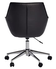 Rückansicht eines schwarzen Bürostuhls mit verchromtem Fußkreuz und Rollen